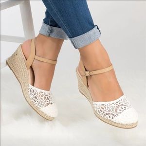 Women’s lace wedge